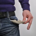 Illustrazione che evidenzia un pagamento rischioso con simboli di denaro e avvertimenti.