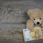 Immagine di una casa con un cartello "In Vendita", simbolo della successione e delle imposte di registro.