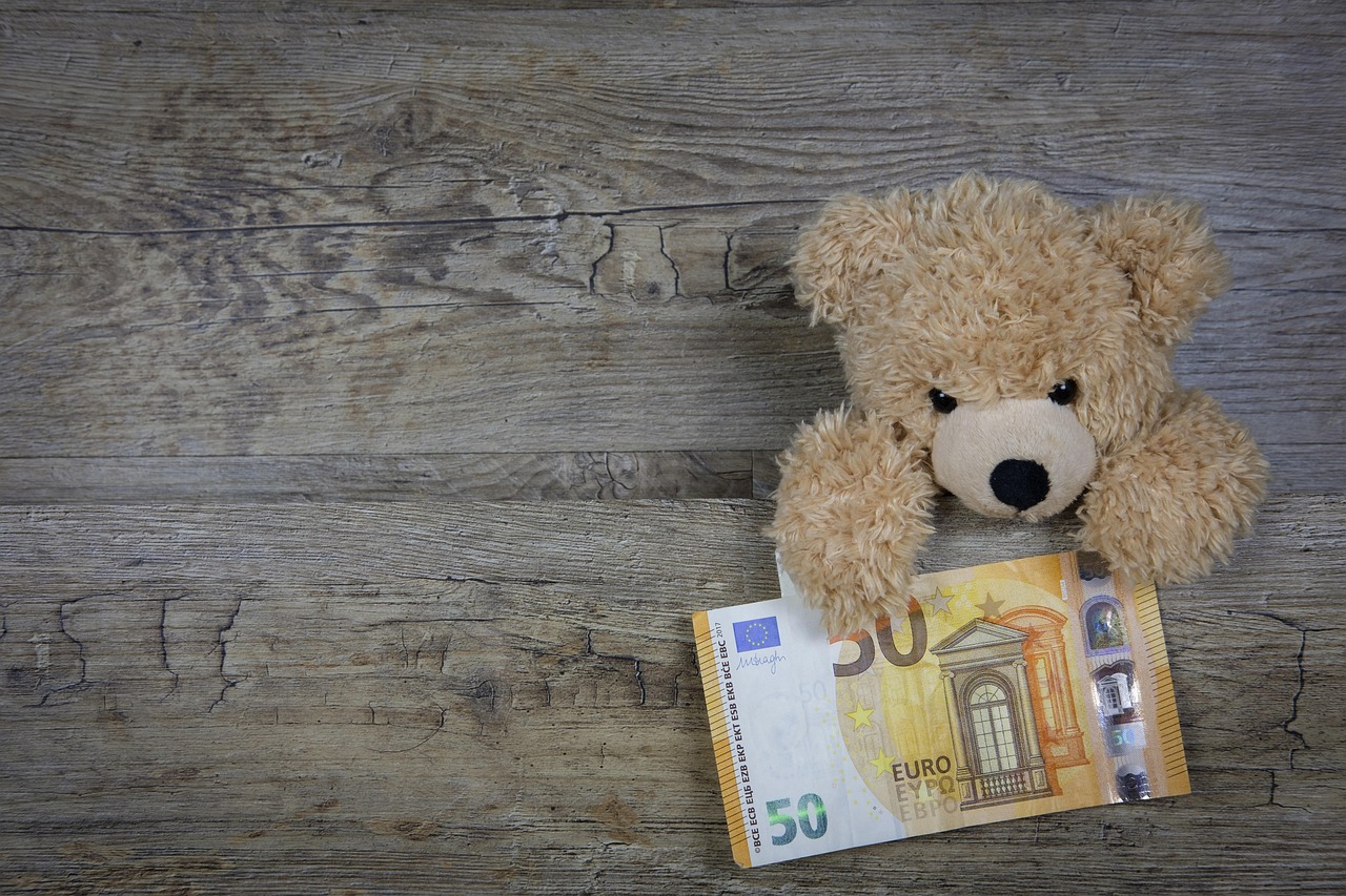 Immagine di una casa con un cartello "In Vendita", simbolo della successione e delle imposte di registro.