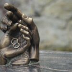 Coniuge superstite che consulta documenti legali sulla successione ereditaria senza testamento.