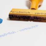 Immagine che illustra il concetto di successione ereditaria senza notaio e i relativi rischi legali.