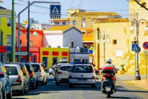 Uomo anziano felice in auto, simbolo dell'esenzione tassa auto per over 70 nel 2026.