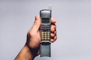 Immagine di un Nokia 3310 vintage con un prezzo di valutazione attuale.