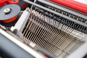 Immagine di una macchina da scrivere Olivetti vintage, simbolo di design e valore collezionistico.