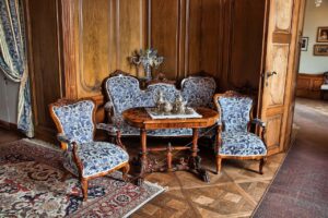 Mobili d'antiquariato esposti in un negozio, evidenziando il loro valore e fascino storico.