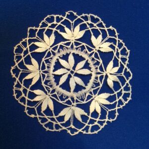 Centrini vintage ricamati su un tavolo, simbolo di artigianato e memoria familiare.