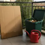 Cartone nel compost: triturarlo non è l’unico modo, e spesso è il peggiore